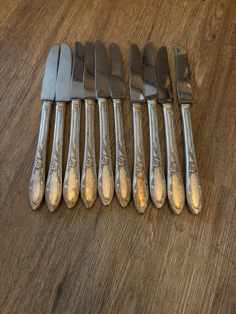 Lot 60 pieces Oneida Heirloom Silver Plate Chateau silverware flatware